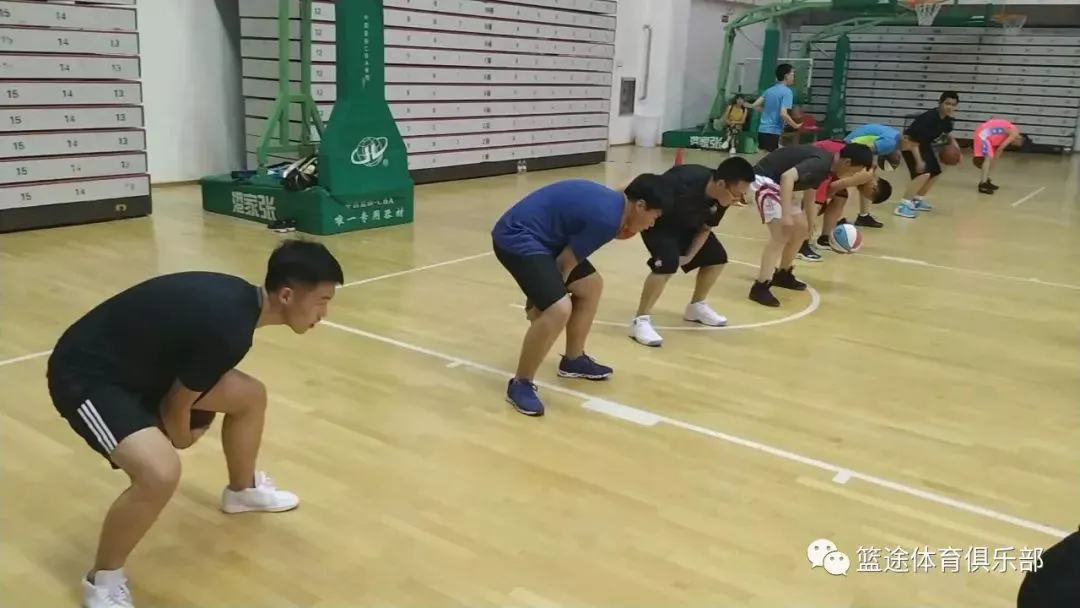 老年人打篮球时应如何进行适当的力量训练?_2